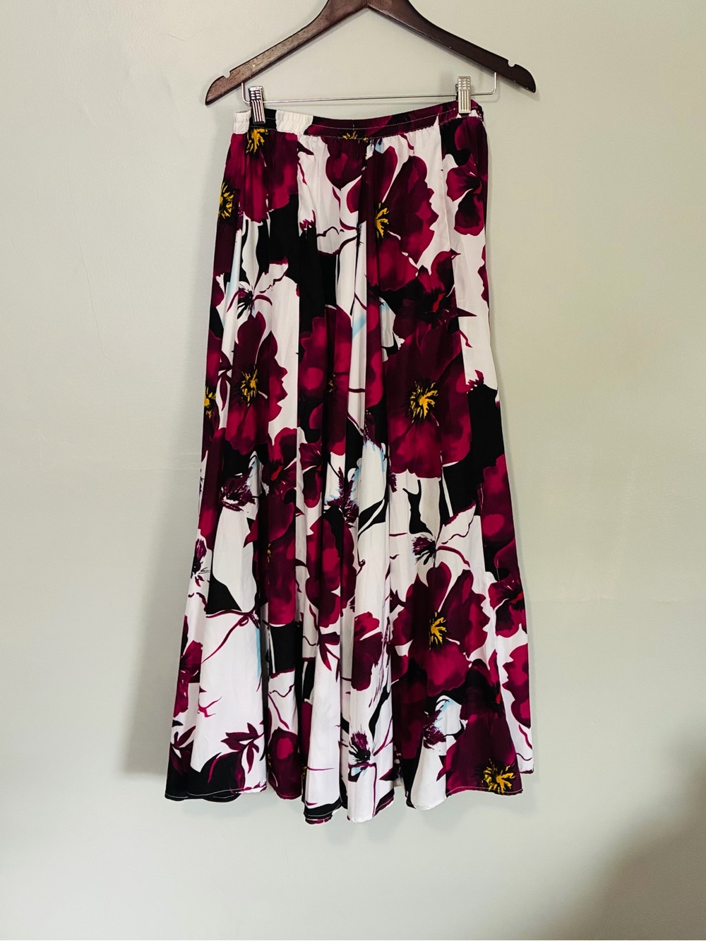 Roz & Ali White Maxi Skirt with Deep purple Floral Print women’s medium